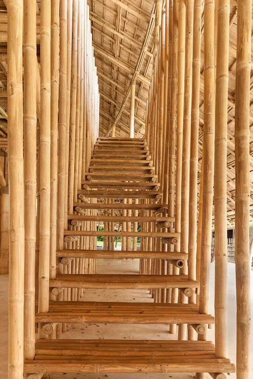 竹子建成的樓梯間與整體建築融合，泰國清邁 Panyaden International School 國際學校竹構造體育館╱CLA 清邁生活建築師事務所