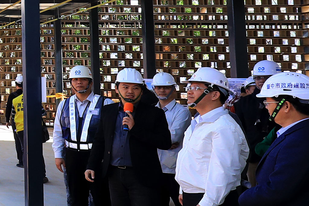 潘天壹建築師向林佳龍市長介紹台中花博探索館