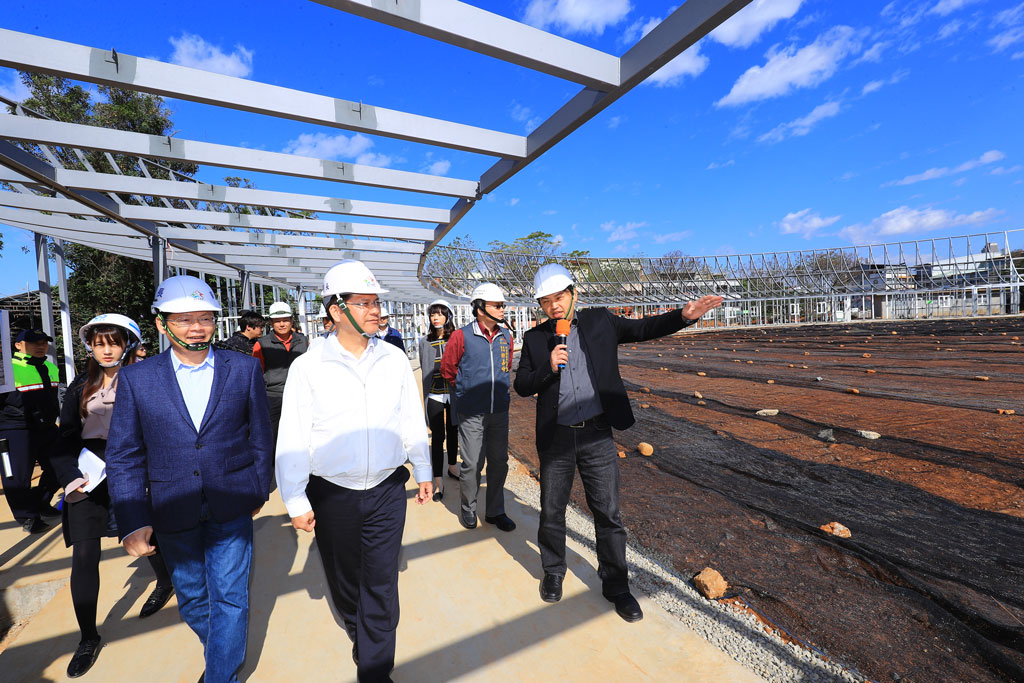 潘天壹建築師向林佳龍市長介紹台中花博遊客中心