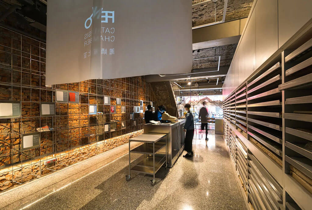 早在2016 年 11 月，鳳嬌團隊「讓在地的紙走進生活」一展，在樹火紙紀念博物館展開。當時提出「催化反應」（Catalysis）的概念，主張若紙張是反應物，那麼手持紙樣的人，包括所有愛紙人、寫字人、設計師、創作者、藝術家與建築師⋯⋯就好比催化劑（catalyst），能加速創作的可能性，使創作產物順利的完成。