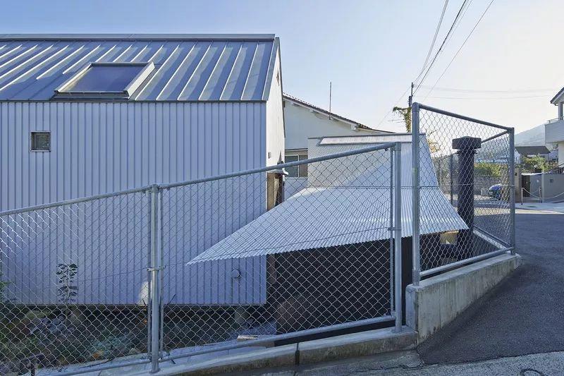 日本New Light Pottery建築 懸架於傾斜的土地上