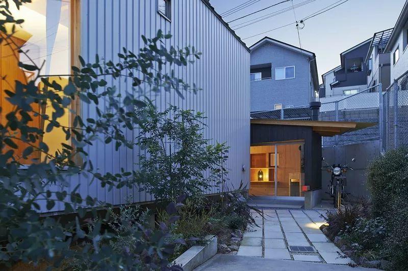 日本New Light Pottery建築 懸架於傾斜的土地上