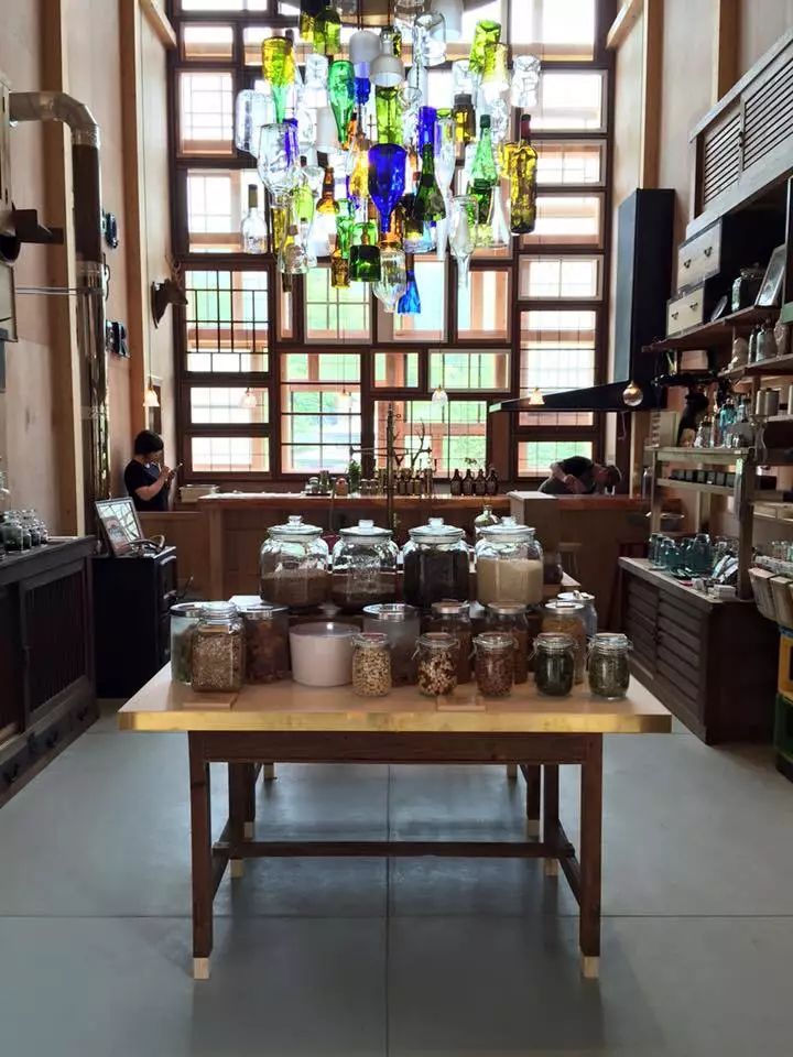 結合啤酒釀造廠、酒吧、燒烤庭院與雜貨店的「RISE & WIN Brewing Co. BBQ & General Store」