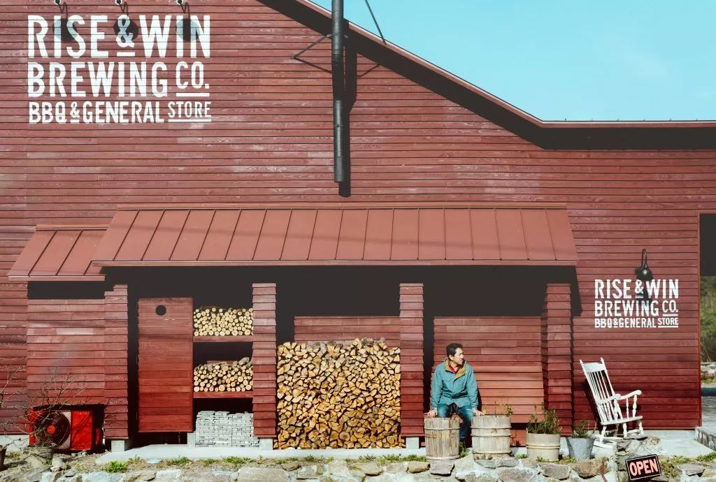 結合啤酒釀造廠、酒吧、燒烤庭院與雜貨店的「RISE & WIN Brewing Co. BBQ & General Store」