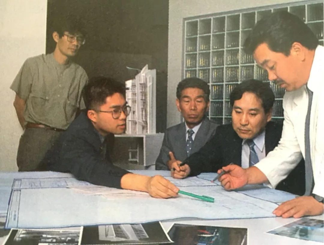 年輕時期正在日本進行作品彙報的大橋諭（圖片/ Zaha Hadid Architects）
