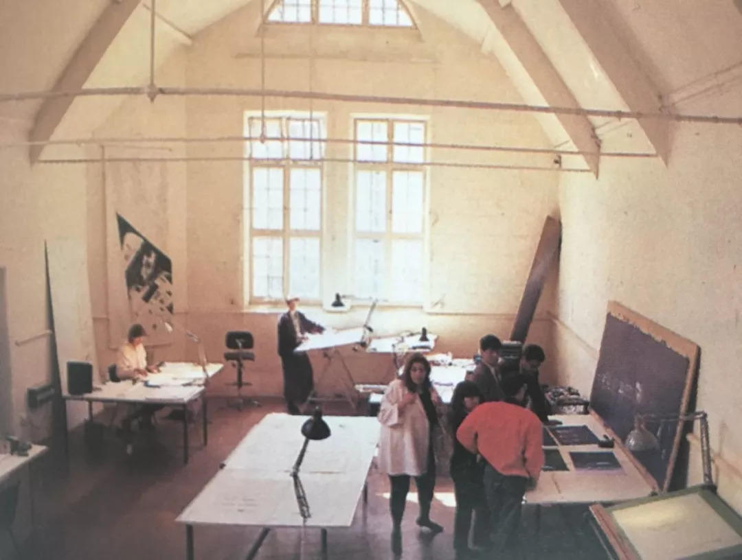 80年代，位於倫敦的Zaha Hadid事務所「Studio 9」最初有五個人，工作室就是學校大樓裡的一間屋子