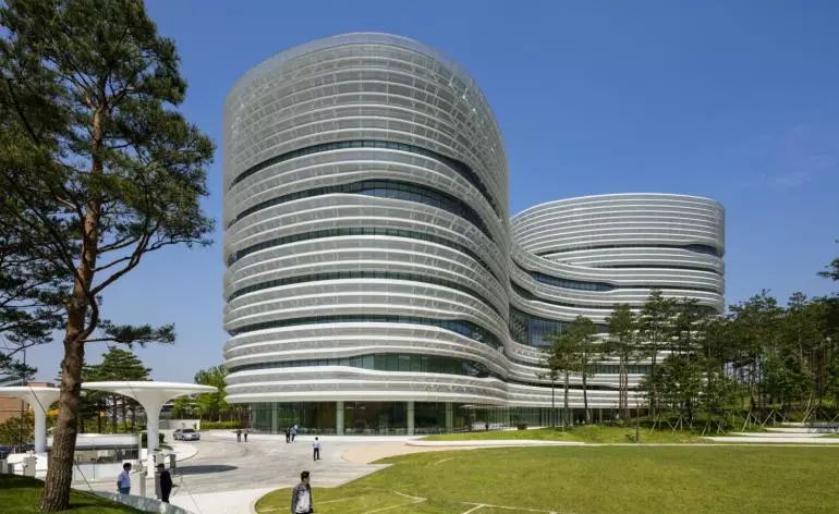 CJ Blossom Park by CannonDesign：CJ Blossom Park創造了一個鼓舞人心和有趣的工作場所，在一個校園內舉辦CJ公司業務的各個方面和需求