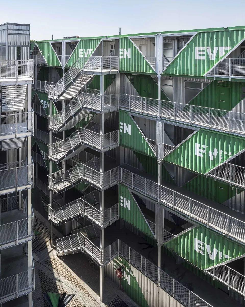 貨櫃經過精心挑選，不用重新塗裝，即可用於建造，它們被現場加工成一個個模組單元體。