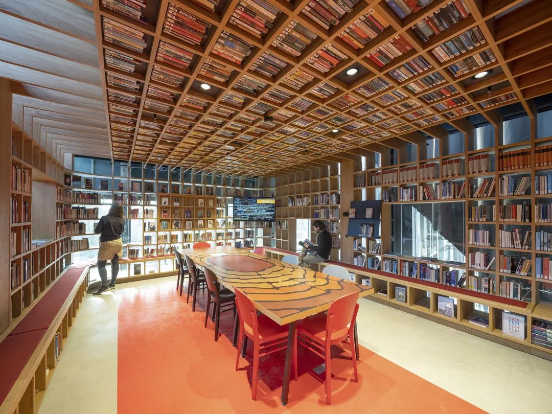 語言文字創作室,書架上和天花板上都擺放著書籍 ©️Ossip Architectuurfotografie