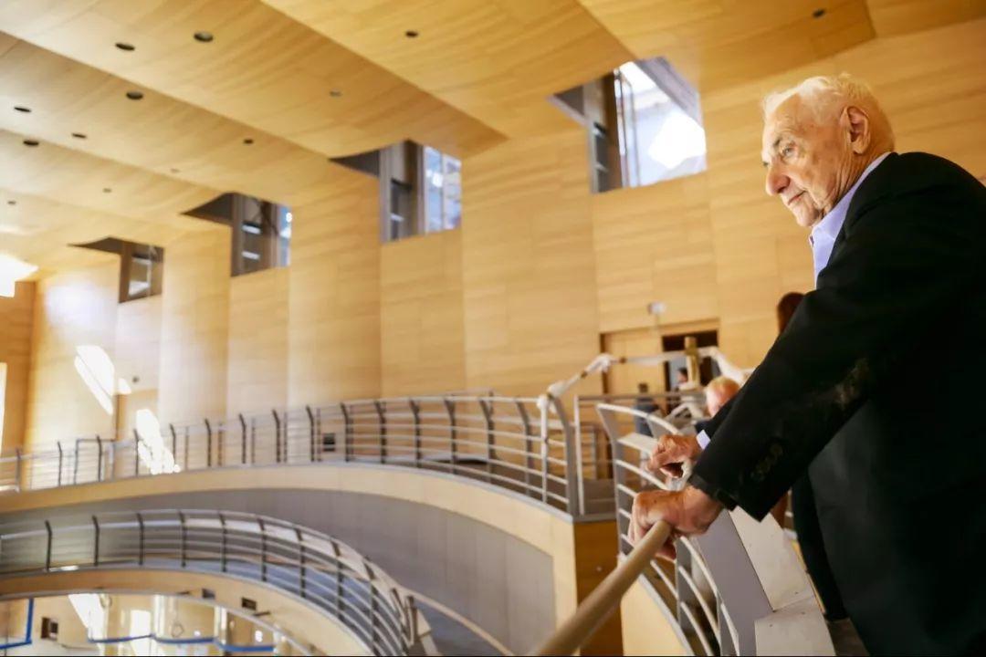 建築大師Frank Gehry的90歲,「我會開飛機了」 建築大師Frank Gehry的90歲,「我會開飛機了」