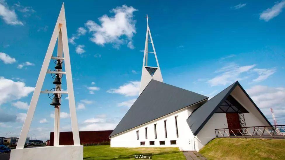 冰島教堂的骨架尖頂和鋸齒狀不對稱線條呼應了該國的神話和景觀，來源於Alamy