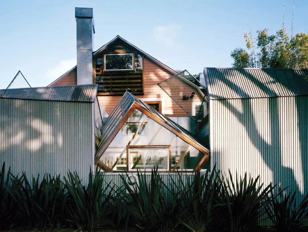 Frank Gehry在聖莫尼卡的住所，這是蓋瑞建築工作上的一個突破，起初遭到鄰居們的抵制，聖莫妮卡，1977