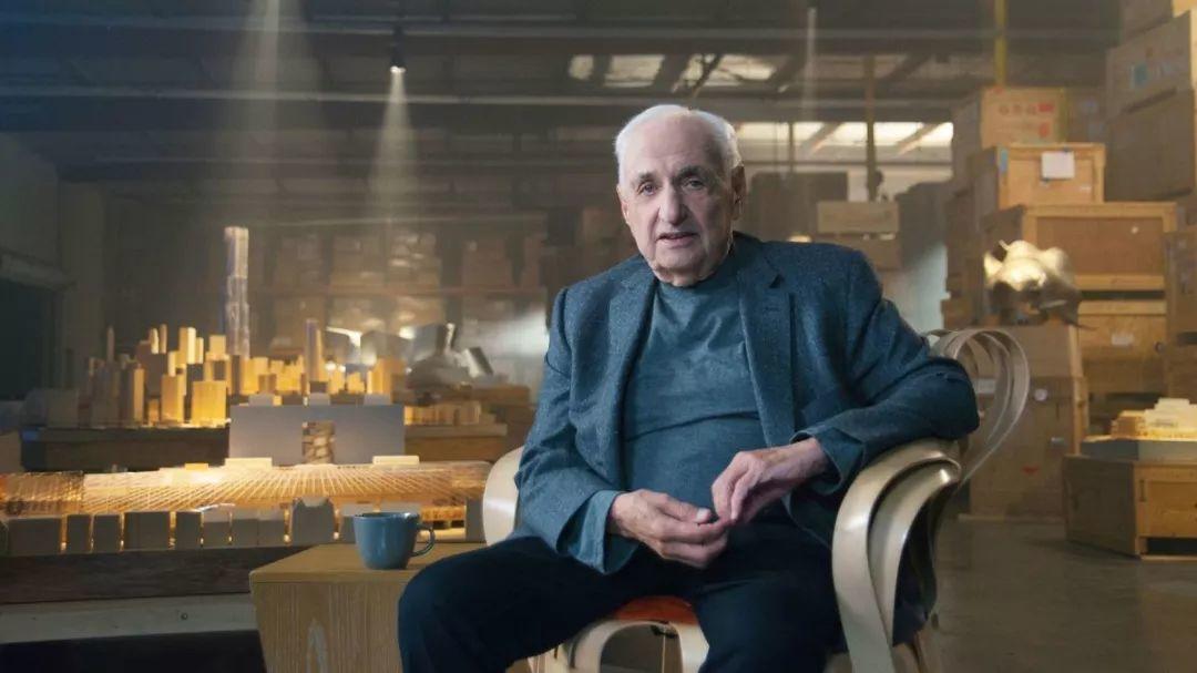 建築大師Frank Gehry的90歲,「我會開飛機了」 蓋瑞受邀為線上教育平台MasterClass教授一門建築與設計課程,這門課的價格是90美元,包括15個影片課程