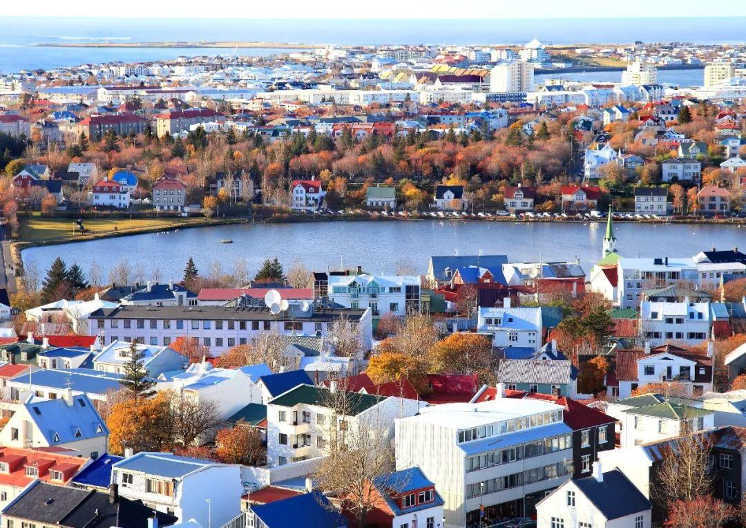 冰島建築 鋼浪板仍是冰島最常用的屋頂材料 View from Hallgrímskirkja,Reykjavik,來源於Wikipedia