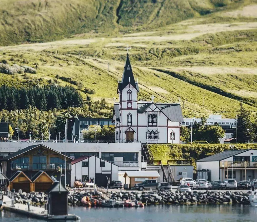 冰島建築 冰島有大量的木構建築,Húsavíkurkirkja,jennyscapturedmoments©2018,來源於deskgram