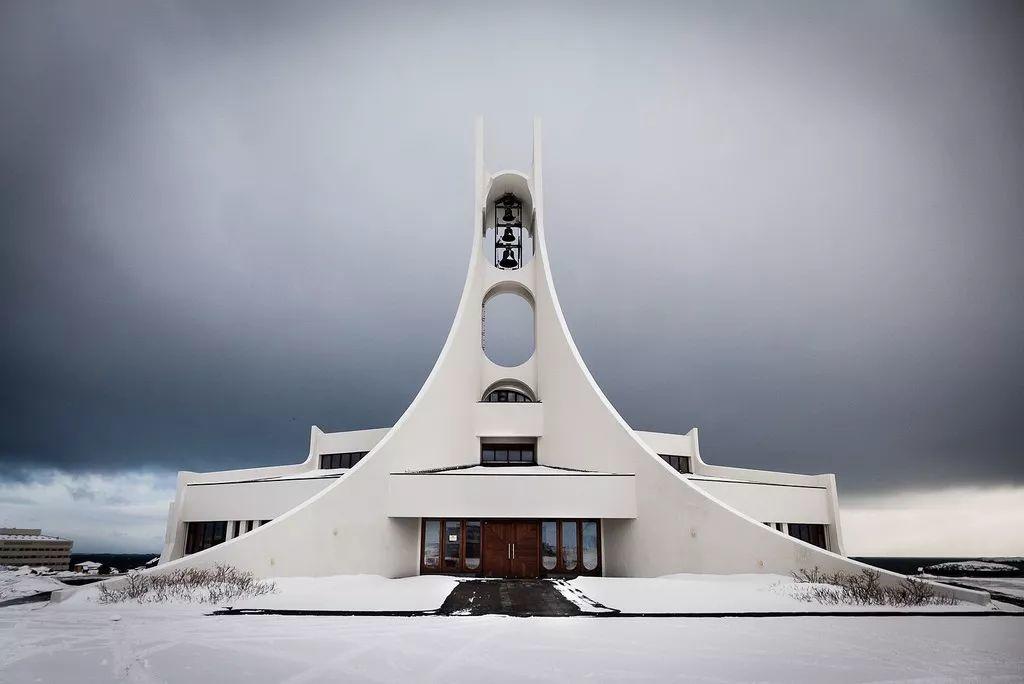 冰島建築 斯蒂基斯霍爾米教堂（Stykkishólmskirkja），是喬恩‧哈爾德森（Jon Haraldsson）設計並於1990年啟用