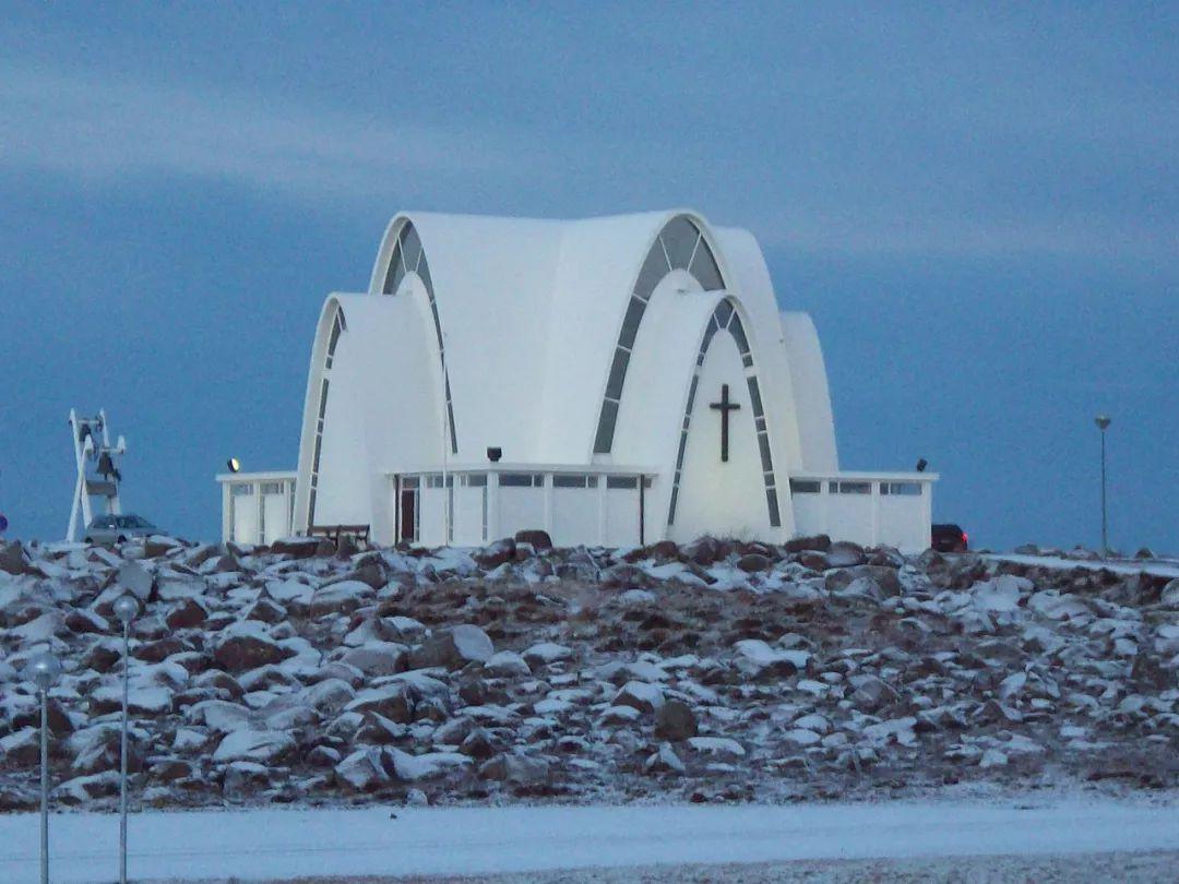 冰島建築 冰島建築 Kópavogskirkja科帕沃於爾教堂,設計始於1958年,於1963年12月16日開放。來源於,Kópavogskirkja,2008,Wikipedia