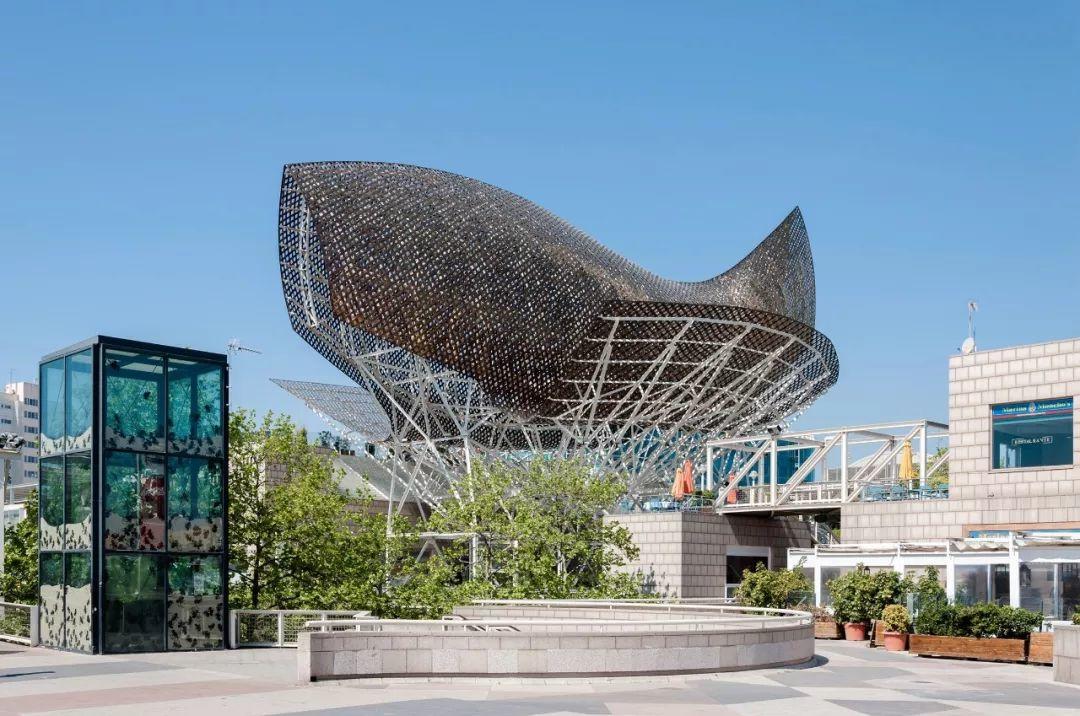 建築大師Frank Gehry的90歲,「我會開飛機了」 蓋瑞的第一個公共作品位於巴塞隆納海邊的一條大魚,這個雕塑開創了蓋瑞使用電腦輔助設計和製造的歷史