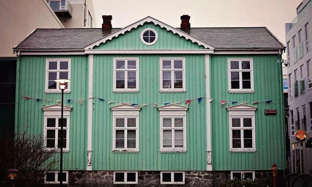 冰島建築 冰島建築 Furong Tsai 收藏至 factory Colorful Houses inReykjavik, Iceland,來源於pinterest