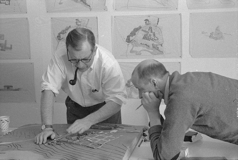 Kevin Roche(右)與Eero Saarinen(左)