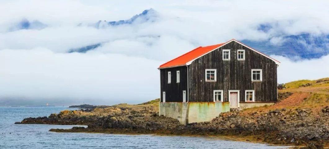 冰島建築 冰島建築 Lonely Black Wooden House atcoastline in East Iceland,來源於wanderlust