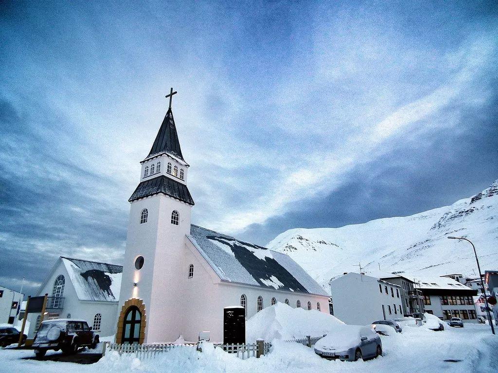 冰島建築 冰島建築 RC造教堂,Ólafsfjarðarkirkja(1915), Ólafsfjörður, NorthernIceland. Gustavo Thomas © 2013,來源於flickr