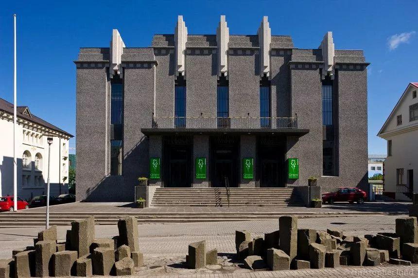 冰島國家劇院，於1950年投入使用，設有五個不同的場地，總座位為910個，National Theatre of Iceland(1950). Architect: Gudjon Samuelsson. Photo:Christopher Lund，來源於pinterest