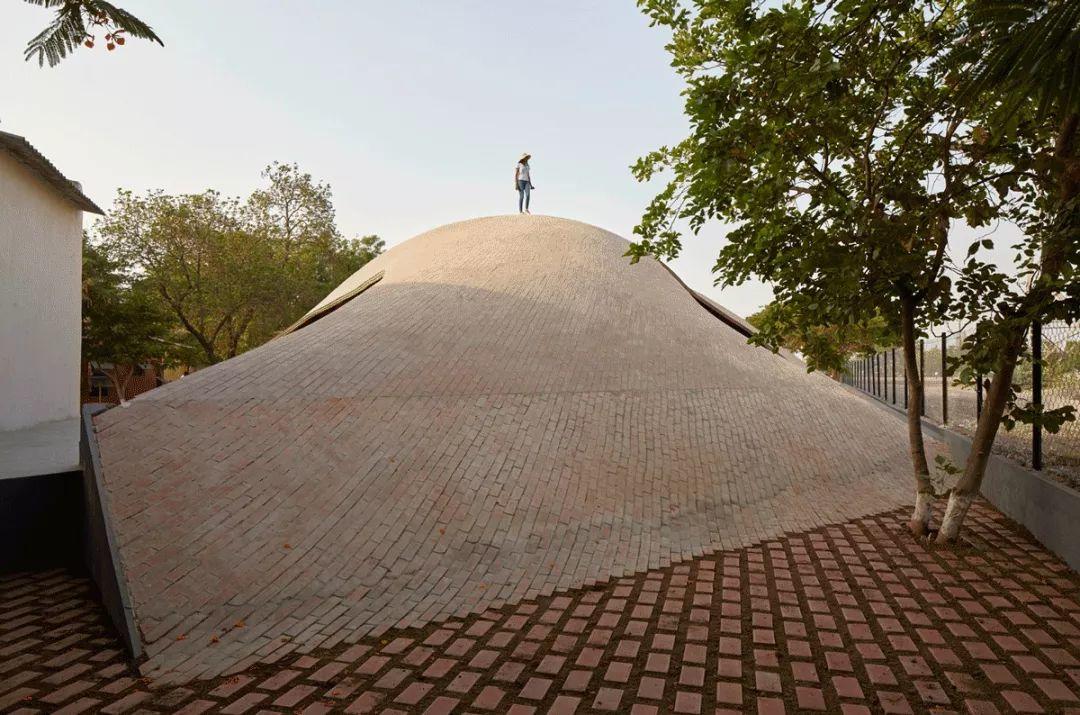 印度磚拱學校圖書館 磚造建築／Sameep Padora & Associates