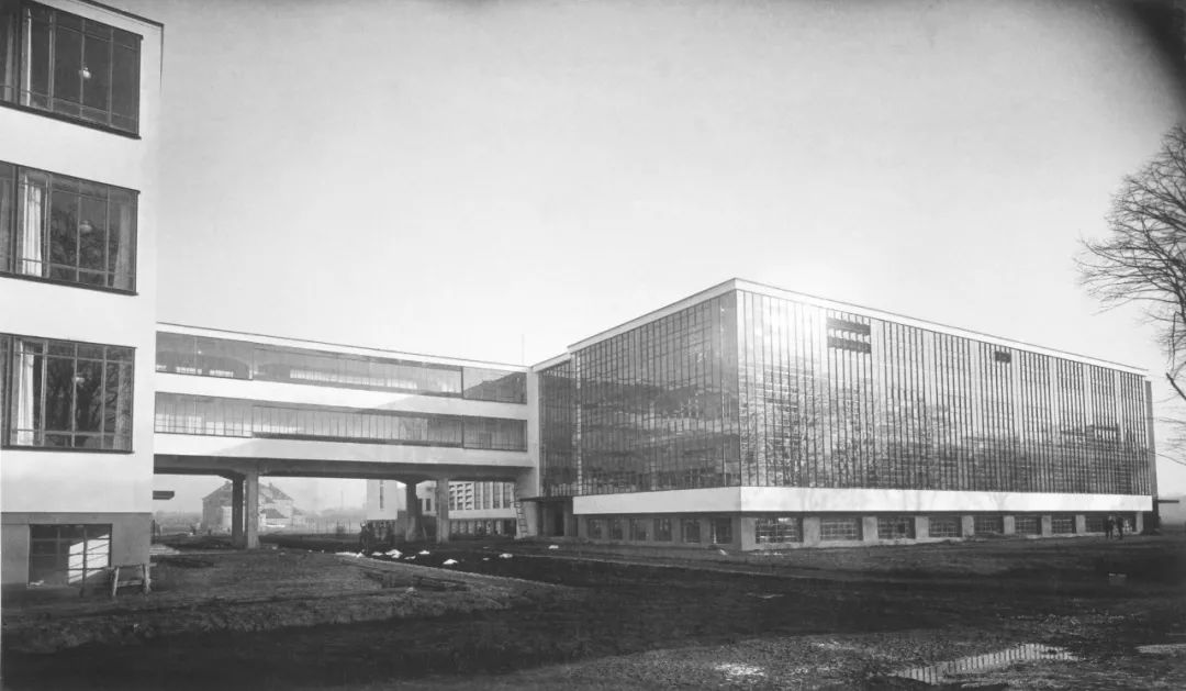 老照片，德國包浩斯校舍 The Bauhaus building in Dessau╱Walter Gropius