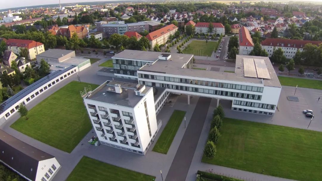 空拍德國包浩斯校舍 The Bauhaus building in Dessau╱Walter Gropius