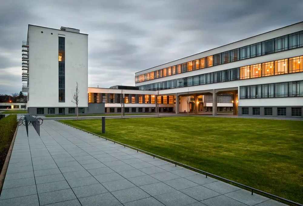德國包浩斯校舍 The Bauhaus building in Dessau╱Walter Gropius