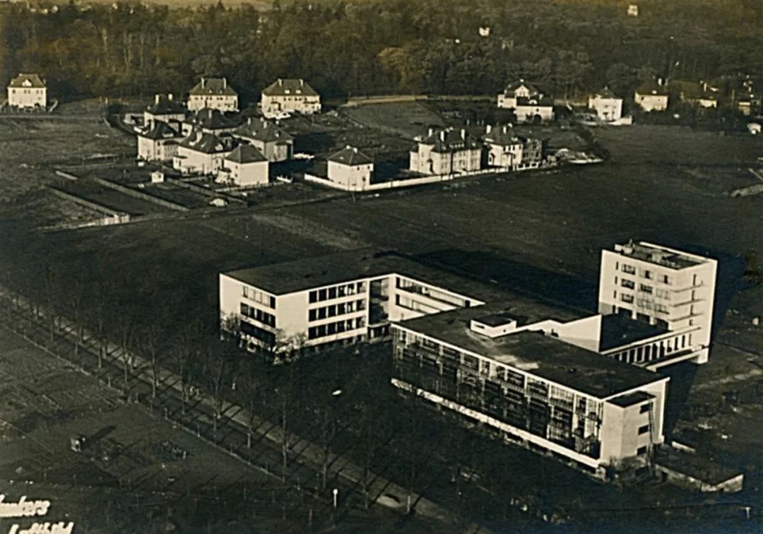 老照片，德國包浩斯校舍 The Bauhaus building in Dessau╱Walter Gropius