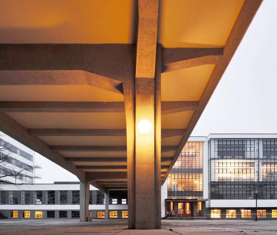 燈具，德國包浩斯校舍 The Bauhaus building in Dessau╱Walter Gropius