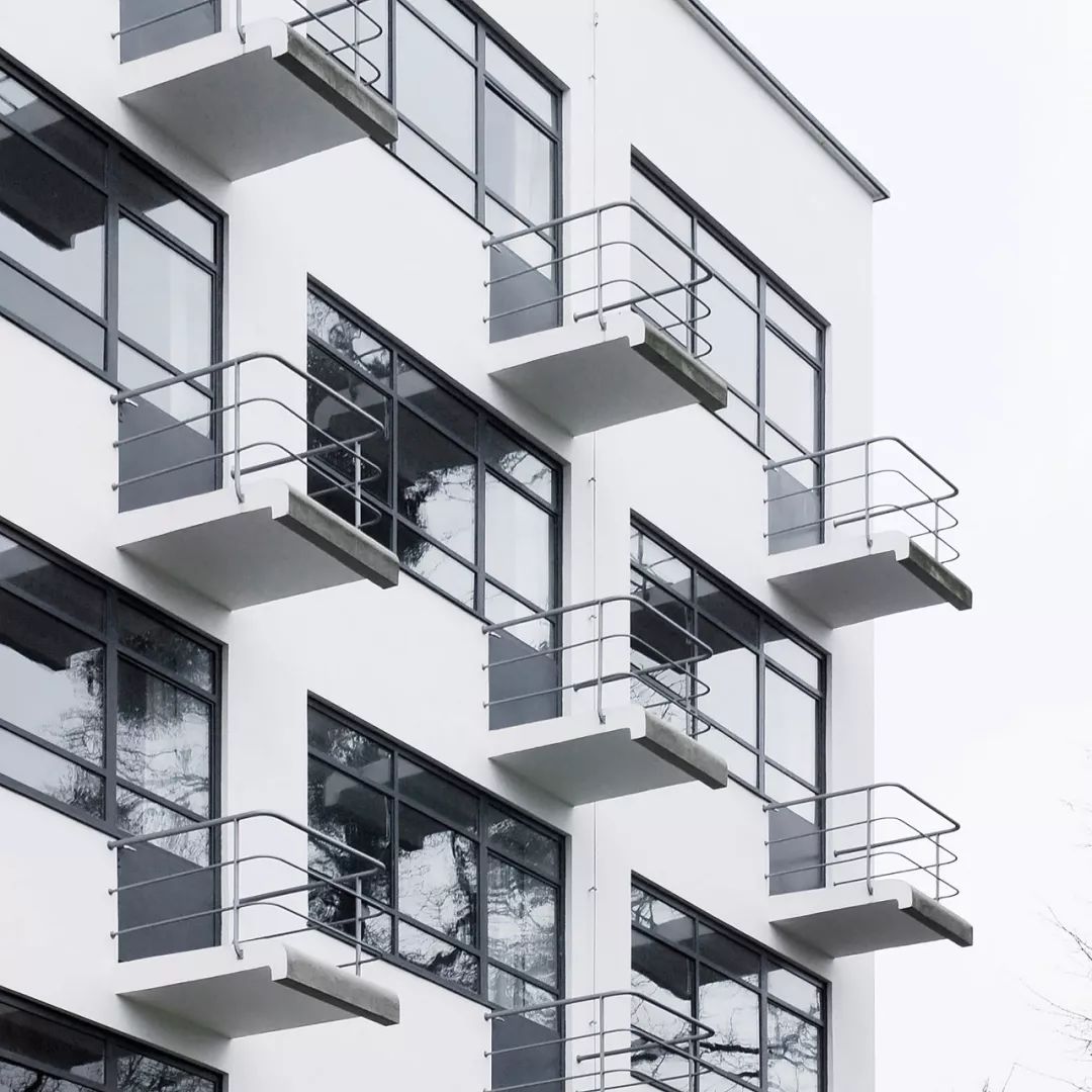 陽台，德國包浩斯校舍 The Bauhaus building in Dessau╱Walter Gropius
