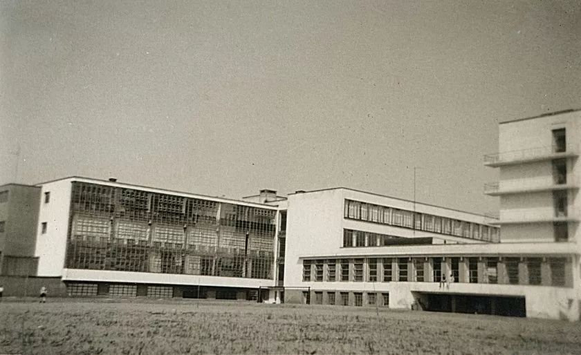 老照片，德國包浩斯校舍 The Bauhaus building in Dessau╱Walter Gropius