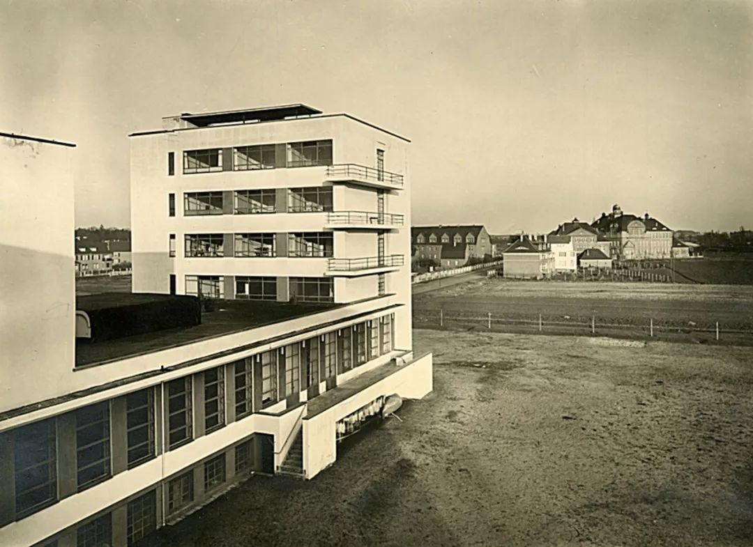 老照片，德國包浩斯校舍 The Bauhaus building in Dessau╱Walter Gropius
