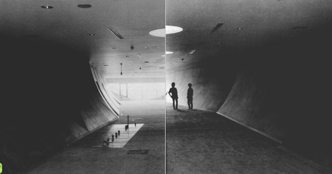 頂層的長形空間,盡頭是玻璃，Centennial Hall, Tokyo Institute of Technology，1987，筱原一男｜Source:《建築 筱原一男》，東南大學出版社