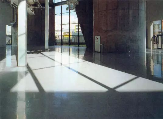 一層入口處的空間，有些許混亂（chaotic），Centennial Hall, Tokyo Institute of Technology，1987，筱原一男｜Source: Kazuo Shinohara: Centennial hall, Tokyo/ text, David Stewart; photographs, Tomio Ohashi