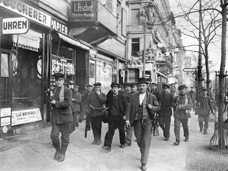 ‧ 1919年柏林街頭的士兵和水兵