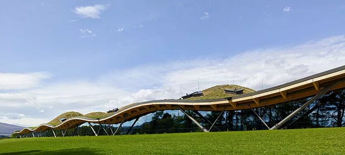The Macallan Distillery and Visitor Experience／建築師：Rogers Stirk Harbour + Partners