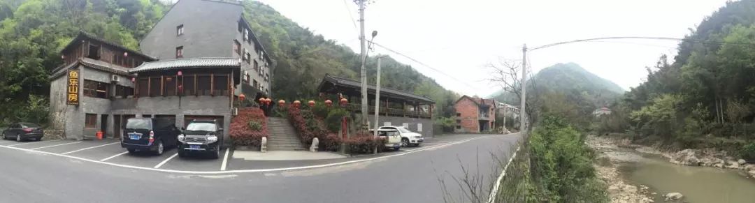 基地中建築、台地、省道、溪水的關係©久舍營造工作室 中國杭州臨安「魚樂山房」民宿改造╱久舍營造工作室