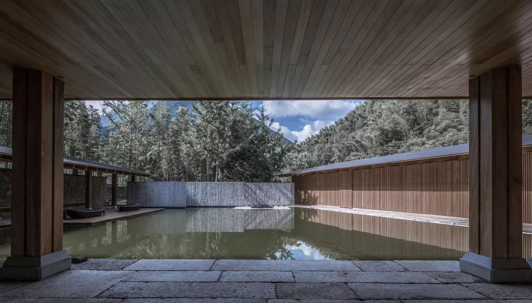 大廳北側主景觀面©趙奕龍 中國杭州臨安「魚樂山房」民宿改造╱久舍營造工作室