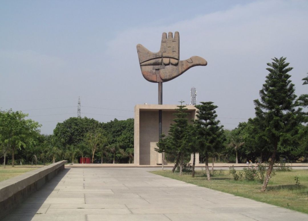 柯比意設計的手狀雕塑,在昌迪加爾政府的三座建築之間