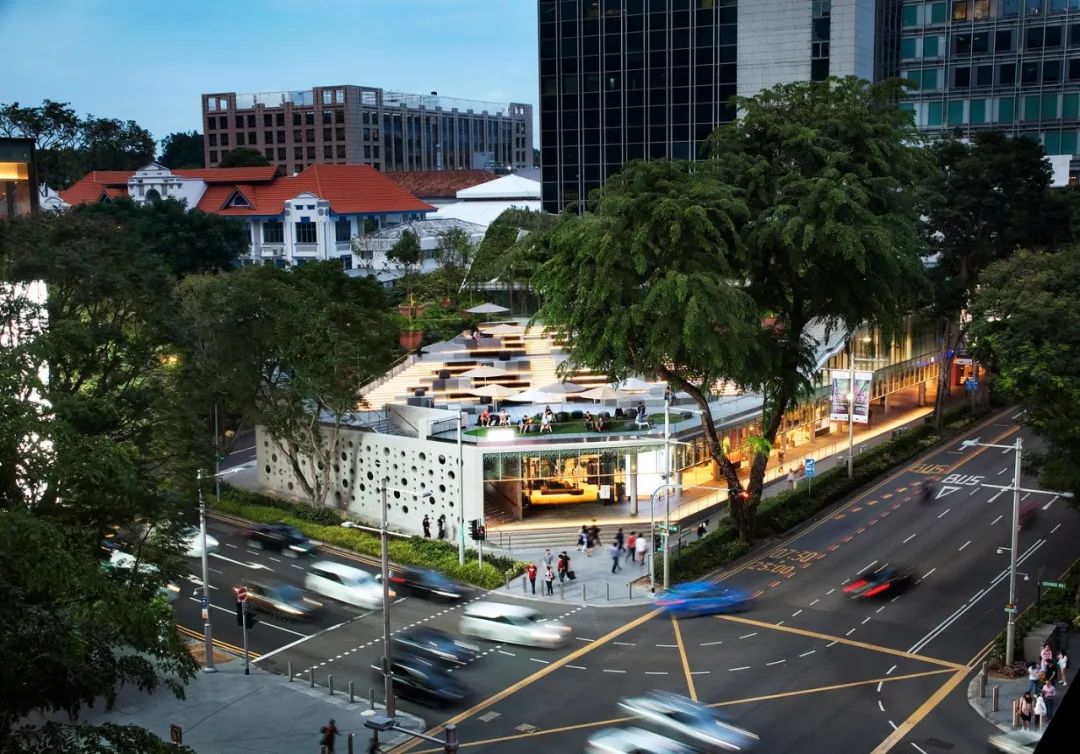 Design Orchard階梯式的三層樓建築向下延伸至烏節路和經禧路的交界處,視覺範圍非常開闊,不論是在地面層還是在上層都有很好的視覺角度