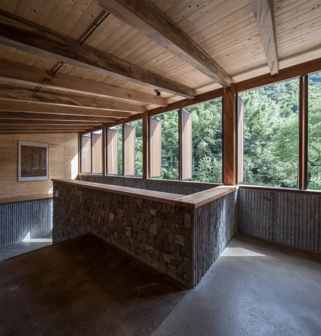 入口折跑台階溢入的山景©趙奕龍 中國杭州臨安「魚樂山房」民宿改造╱久舍營造工作室