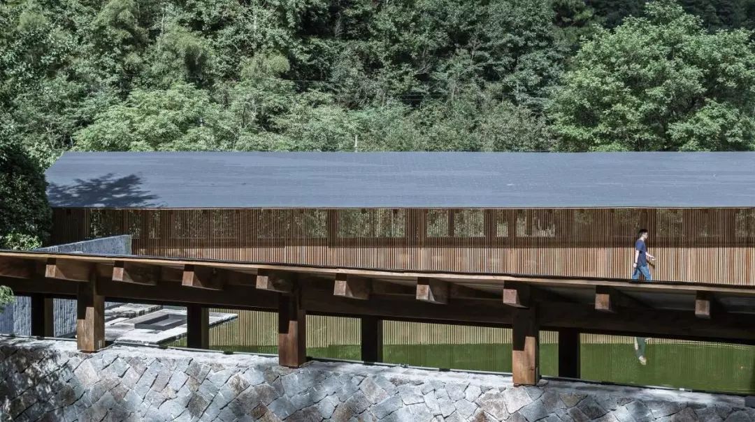 台地高處看靜院敞廊與茶亭©趙奕龍 中國杭州臨安「魚樂山房」民宿改造╱久舍營造工作室