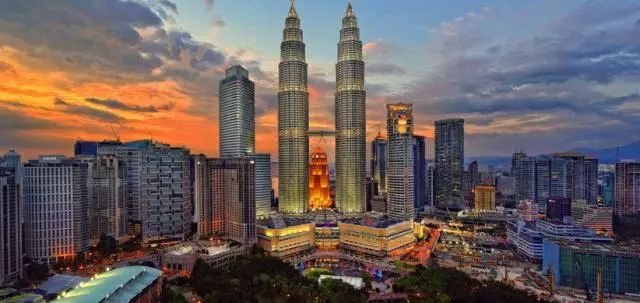 Petronas Towers 石油雙子塔坐落於馬來西亞首都吉隆坡市中心