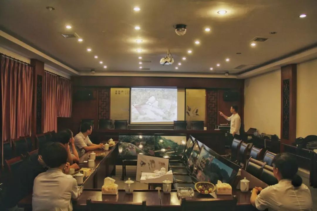 在政府召集的現場工作會上匯報提案，並以會議紀要形式確定做法