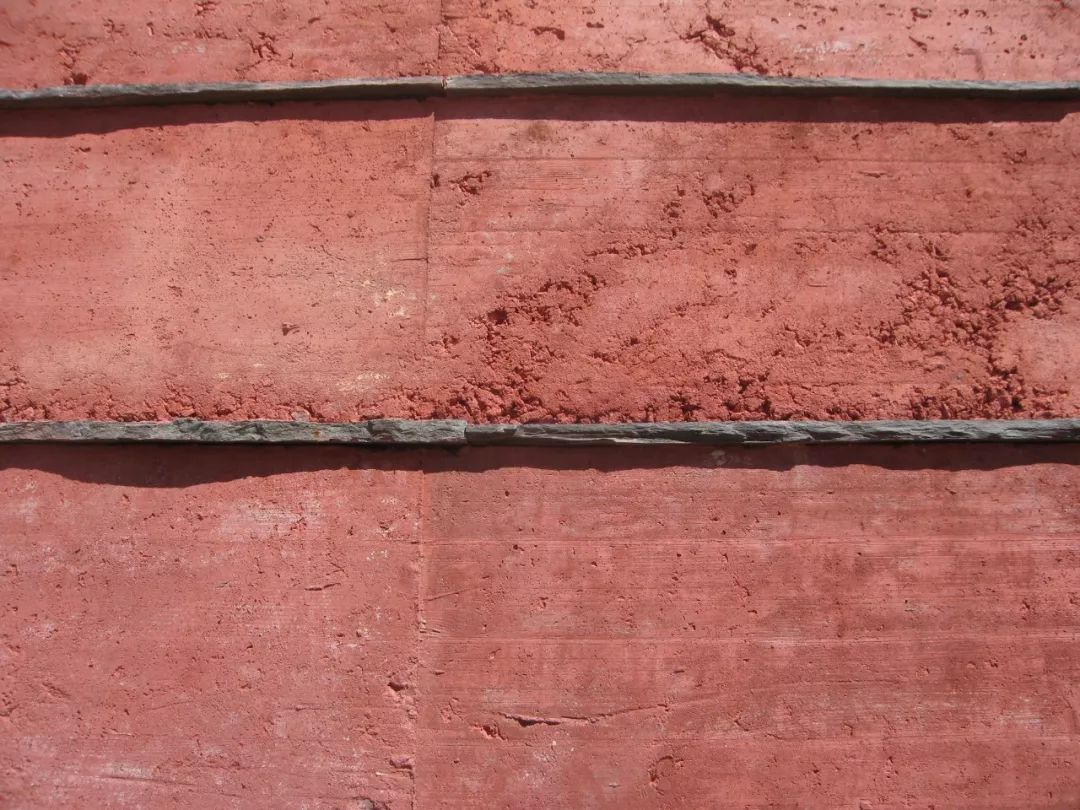 Portual Concrete House 葡萄牙混凝土建築 紅色混凝土牆壁,有種和紅磚類似的土地質感,但又完全不同的構築 Fronteira Atoleiros戰爭博物館/Gonçalo Byrne Arquitectos
