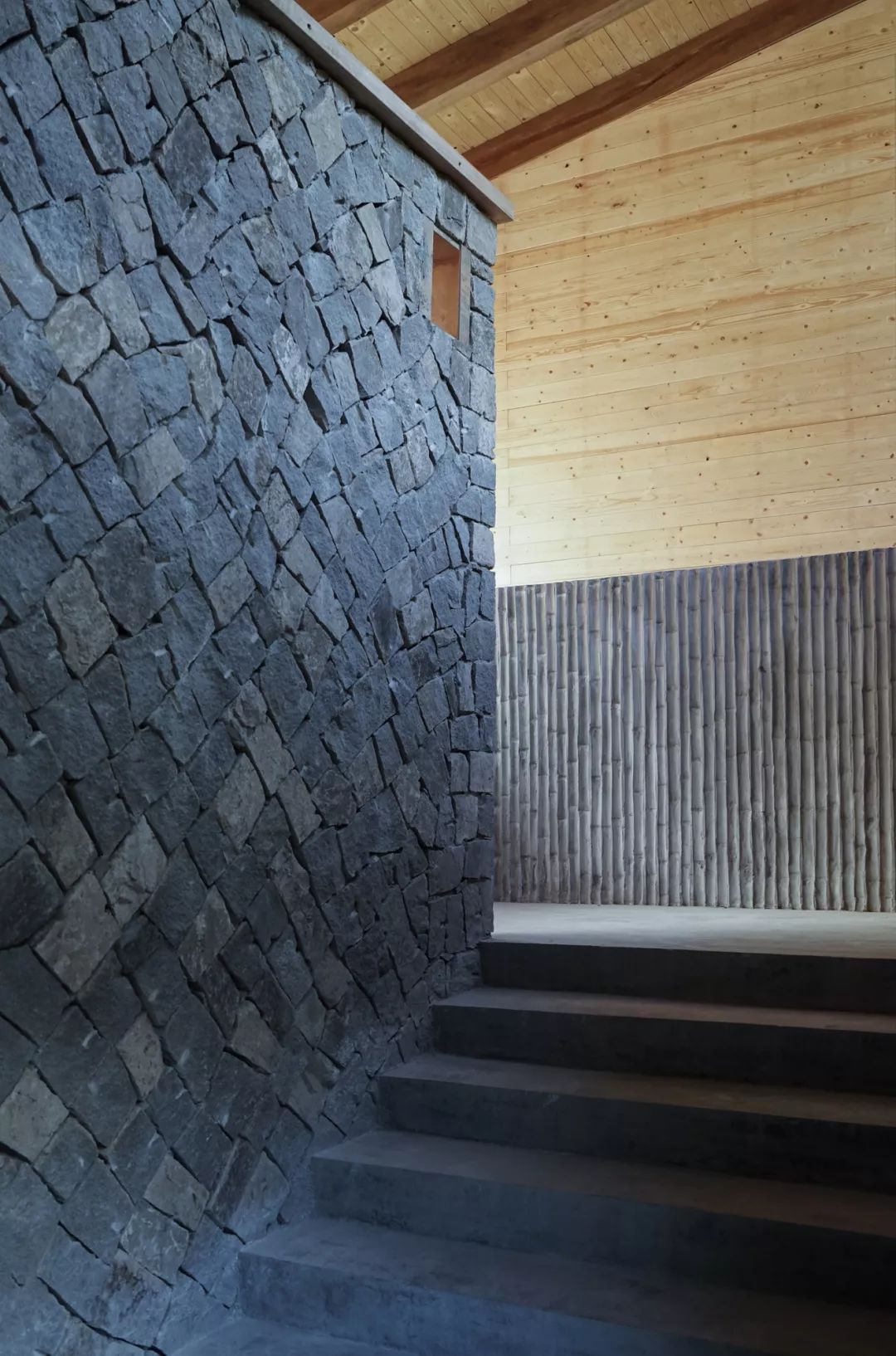 入口階梯，石牆後高處為內院溢入的天光 ©范久江 中國杭州臨安「魚樂山房」民宿改造╱久舍營造工作室